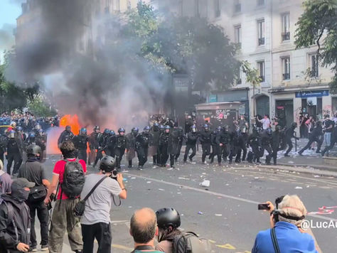 #FRANCE: Paris is currently looking like a war zone. Again. After setting the country on fire, ‘students’ are now fighting the police.
