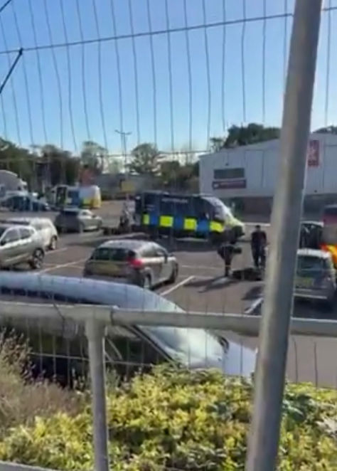 ๐จ BREAKING: ๐จ โผ๏ธ ๐ Huge numbers of police are gathering in Gosport from across England. Home office have confirmed Hampshire Police are aware of the illegal boat arrival and preparing.