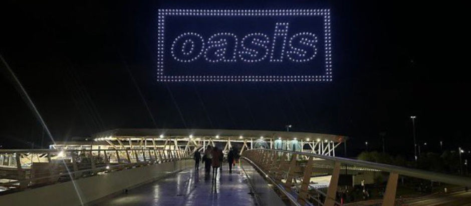 Oh Yes! Oasis confirm 2027 tour announcement - with spectacular light display over Manchester