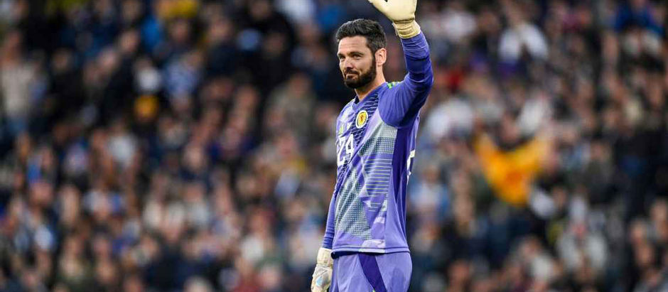 #Hearts and #Scotland goalkeeper #CraigGordon has announced his retirement from football at the age of 43.