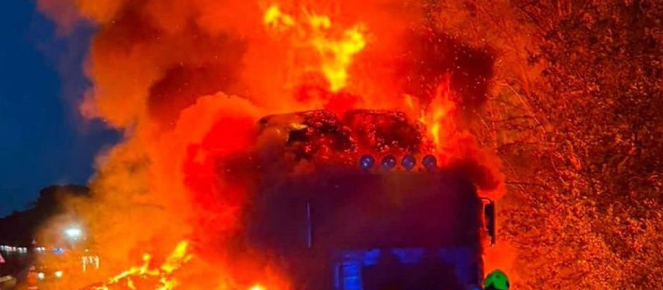 Firefighters from across #Devon and #Somerset were called to a major incident on the #A303 after an articulated lorry carrying a full load of hay erupted in flames.