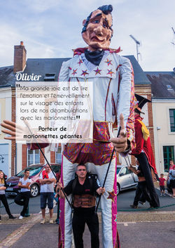 Olivier, porteur de marionnettes