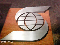 logotipo armado en aluminio.jpg