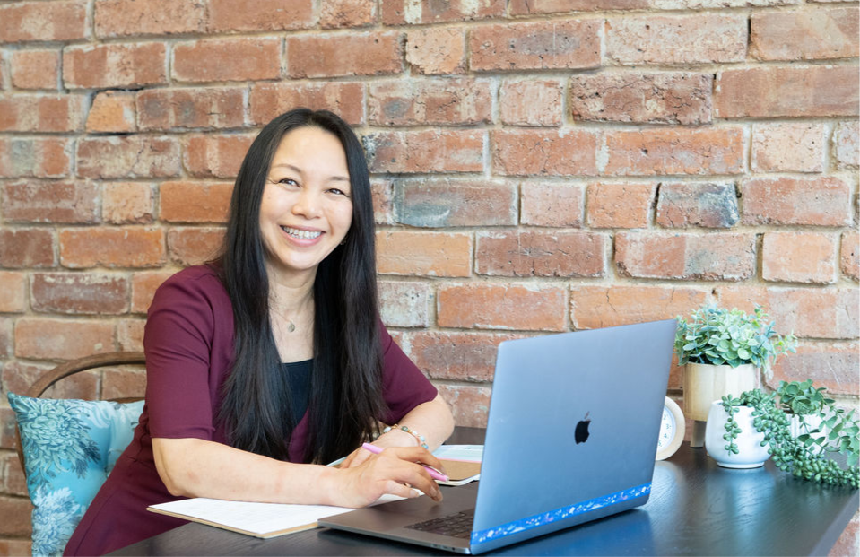 woman siting at the table with laptop