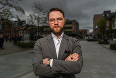 Man with crossed arms in a city street – corporate portrait