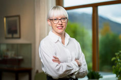 Woman with glasses and crossed arms – corporate portrait