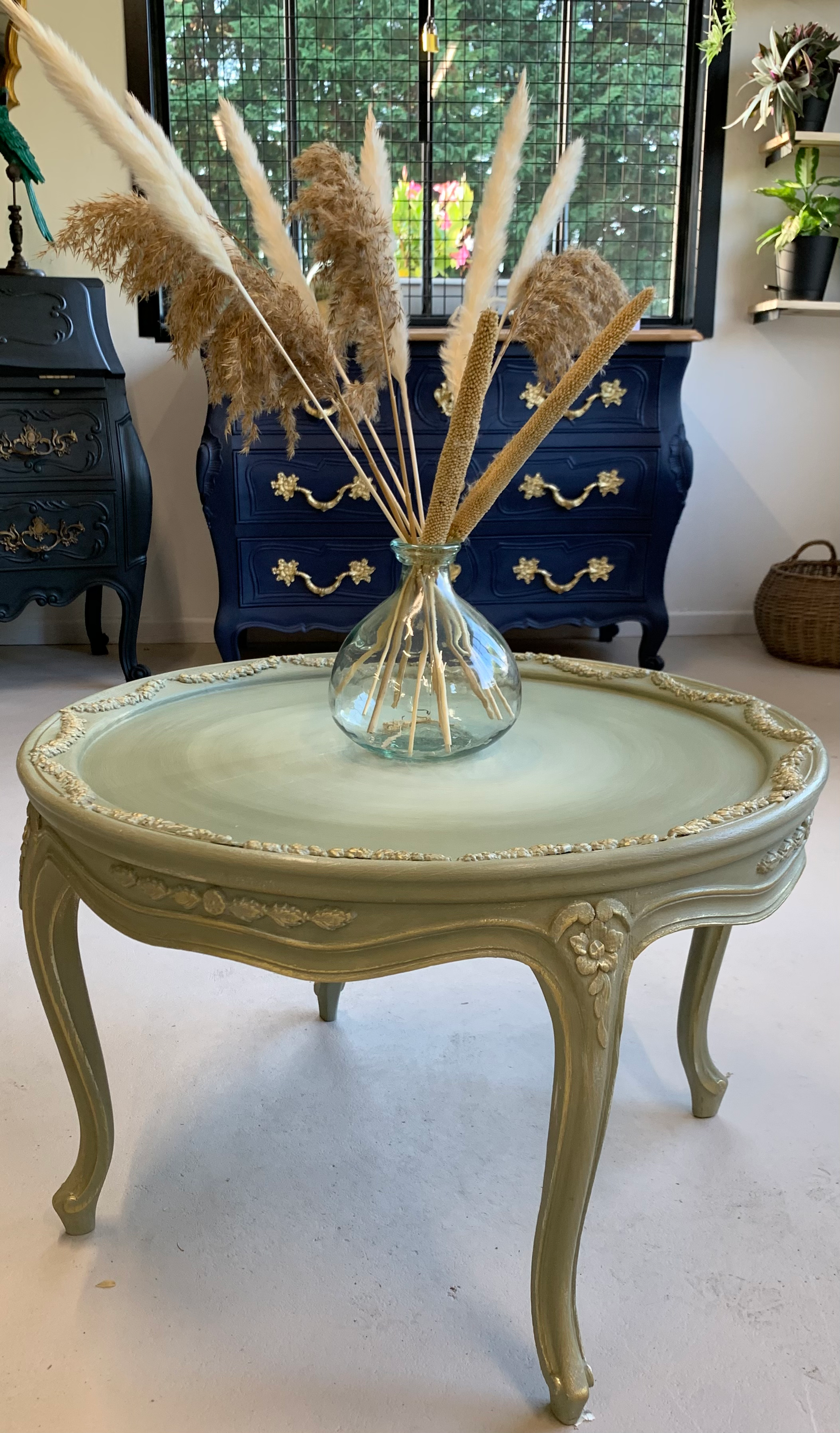 Création de meuble unique en bois massif. Console. Meuble d'époque restauré et décoré avec application d'ornements, de pochoirs, sur l'extérieur et l'intérieur du meuble. Meuble en bois massif avec ornements et poignées enduits de feuille dorée ainsi qu'une patine dorée réalisée sur l'ensemble du meuble pour un parfait relooking de meuble