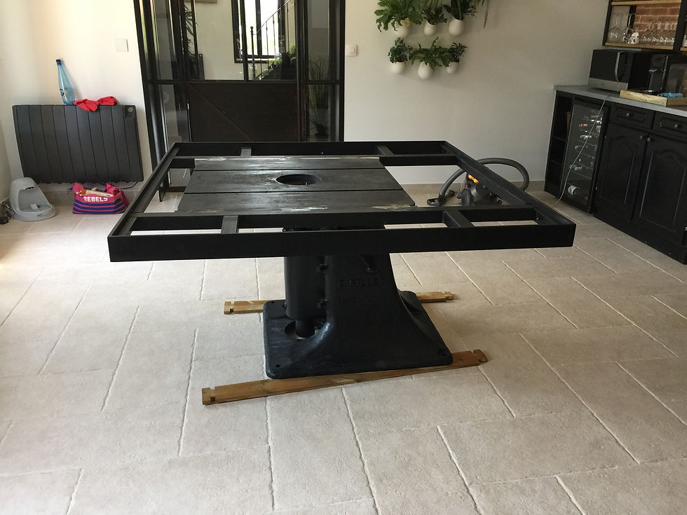 Miniature : Projet personnalisé de création d'une table industrielle à partir d'un pied de machine outil entièrement restauré et recouverte d'un plateau en bois massif et plateau de verre