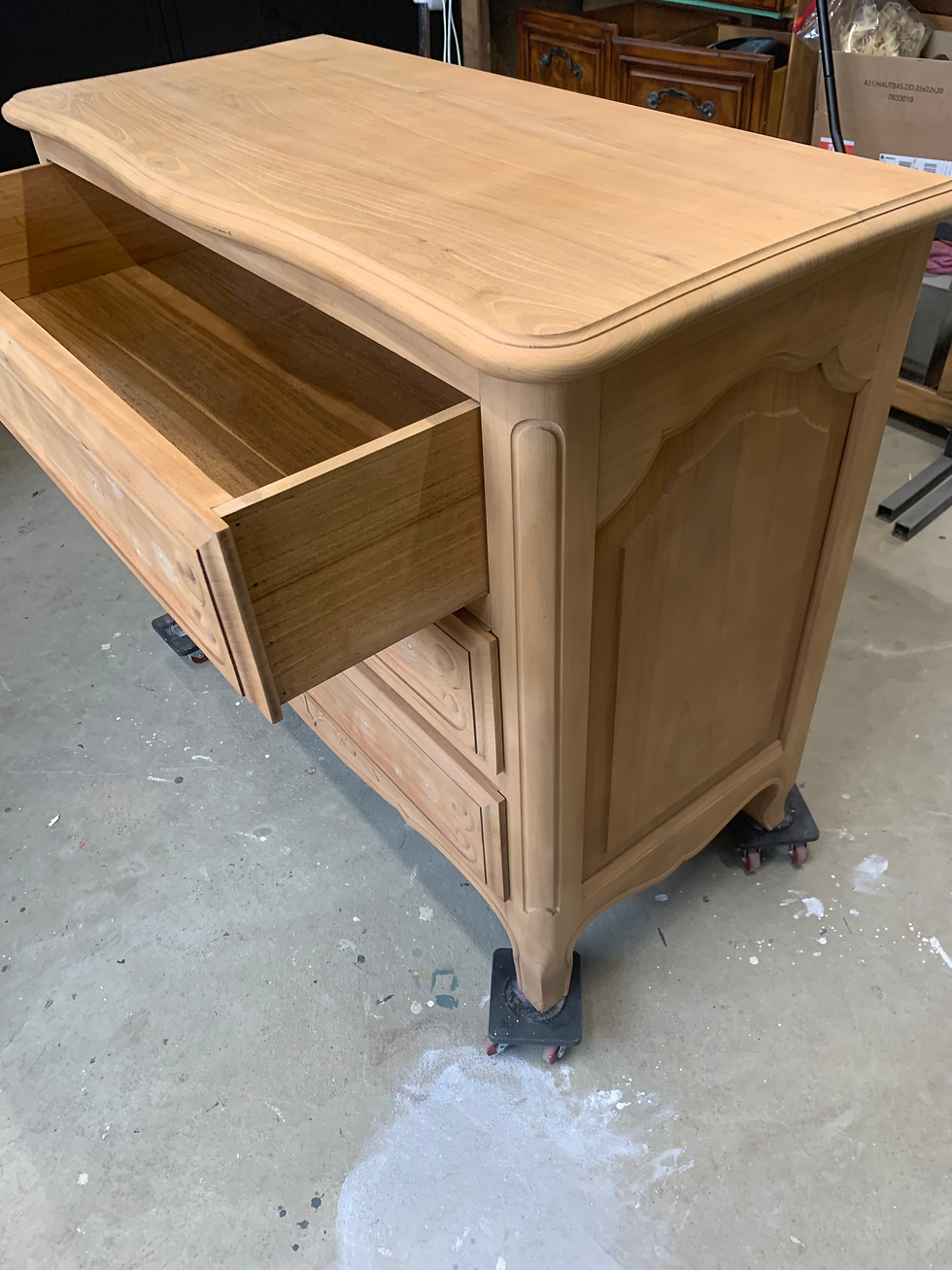 Miniature : Création de meuble unique en bois massif. Une commode d'époque restaurée et décorée avec application d'ornements, de pochoirs, sur l'extérieur et l'intérieur du meuble. Meuble en bois massif avec ornements et poignées enduits de feuille dorée ainsi qu'une patine dorée réalisée sur l'ensemble du meuble pour un parfait relooking de meuble