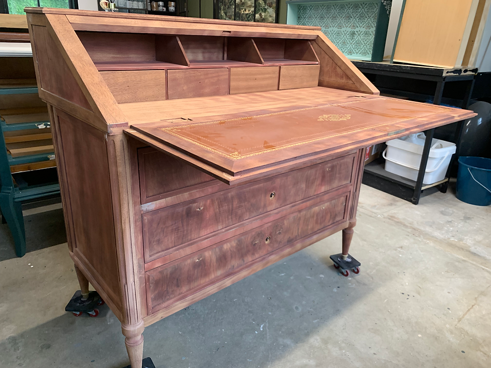 Miniature : Avant. Création de meuble unique en bois massif. Un bureau secrétaire d'époque restauré et décoré avec application d'ornements, de pochoirs, sur l'extérieur et l'intérieur du meuble. Meuble en bois massif avec ornements et poignées enduits de feuille dorée ainsi qu'une patine dorée réalisée sur l'ensemble du meuble pour un parfait relooking de meuble