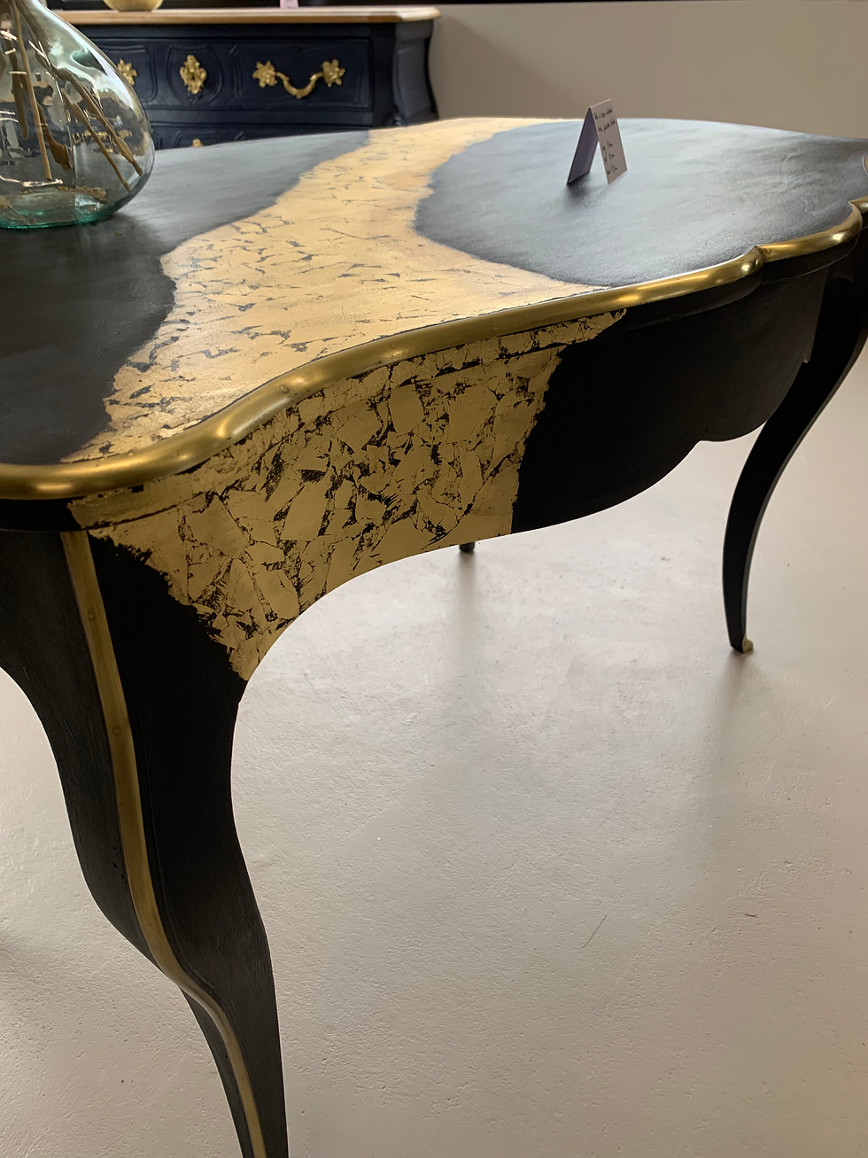 Miniature : Création de meuble unique en bois massif. Une table d'époque restaurée et décorée avec application d'ornements, de pochoirs, sur l'extérieur et l'intérieur du meuble. Meuble en bois massif peinte en noir et enduite d'une rivière de feuille dorée pour un parfait relooking de meuble