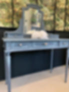 Création de meuble unique en bois massif. Console. Coiffeuse. Meuble d'époque restauré et décoré avec application d'ornements, de pochoirs, sur l'extérieur et l'intérieur du meuble. Meuble en bois massif avec ornements et poignées enduits de feuille dorée ainsi qu'une patine dorée réalisée sur l'ensemble du meuble pour un parfait relooking de meuble