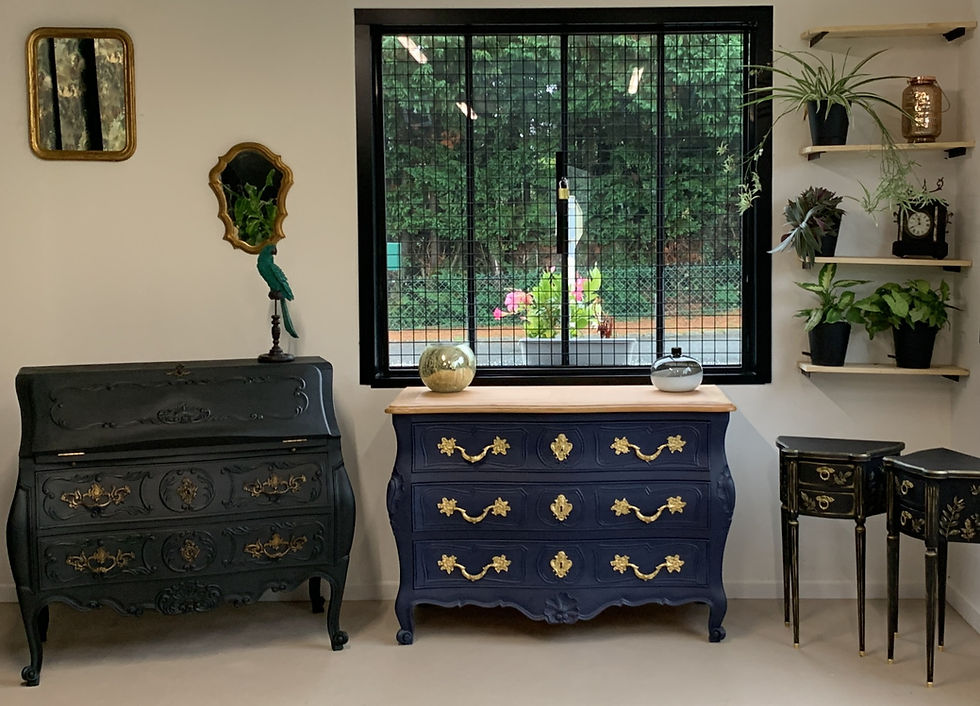 Miniature : Création de meuble unique en bois massif. Commode tombeau. Meuble d'époque restauré et décoré avec application d'ornements, de pochoirs, sur l'extérieur et l'intérieur du meuble. Meuble en bois massif avec ornements et poignées enduits de feuille dorée ainsi qu'une patine dorée réalisée sur l'ensemble du meuble pour un parfait relooking de meuble