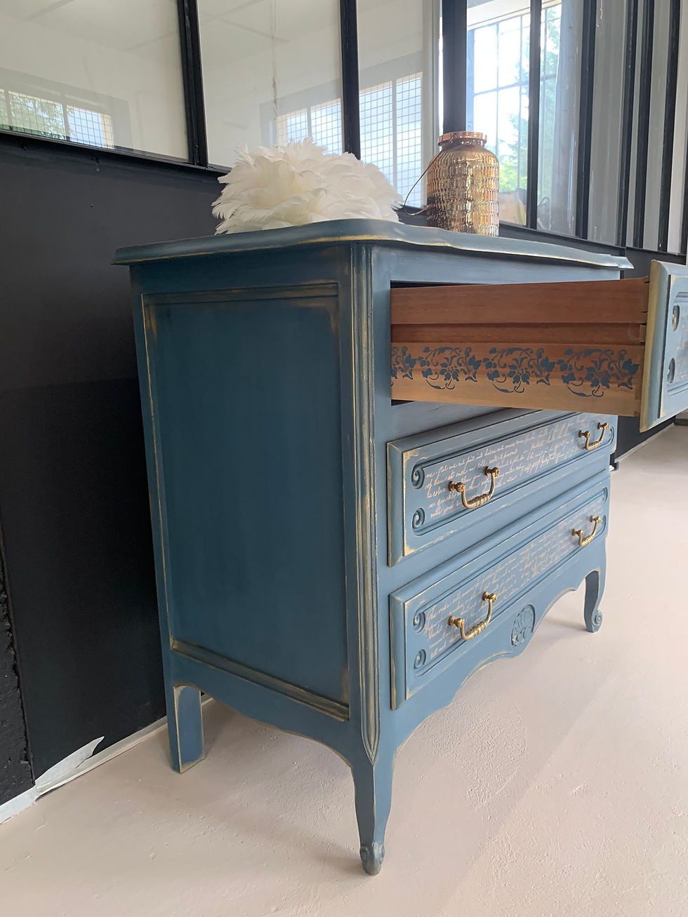 Miniature : Création de meuble unique en bois massif. commode. Meuble d'époque restauré et décoré avec application d'ornements, de pochoirs, sur l'extérieur et l'intérieur du meuble. Meuble en bois massif avec ornements et poignées enduits de feuille dorée ainsi qu'une patine dorée réalisée sur l'ensemble du meuble pour un parfait relooking de meuble