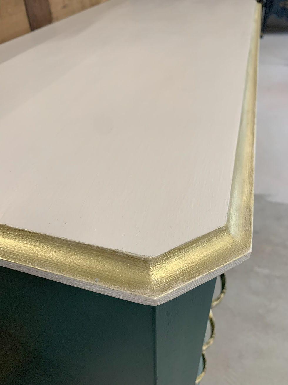 Miniature : Création de meuble unique en bois massif. Une commode d'époque restaurée et décorée avec application d'ornements, de pochoirs, sur l'extérieur et l'intérieur du meuble. Meuble en bois massif avec ornements et poignées enduits de feuille dorée ainsi qu'une patine dorée réalisée sur l'ensemble du meuble pour un parfait relooking de meuble