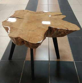 Znaleziony w lesie pieniek wyczyszczony i polakierowany.