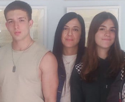 Lucia con nuestros alumnos.jpg