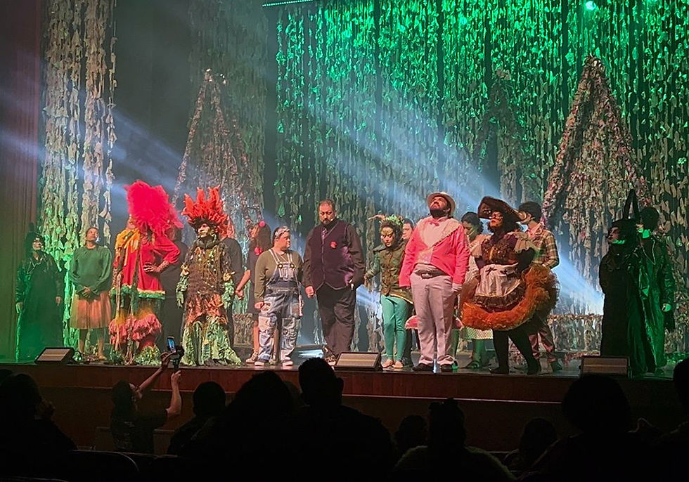 Elenco da Cia Inclusiva de Teatro Ser Diferente nos agradecimentos do espetáculo Um Sorriso para o Mundo Não Acabar (Foto: Manuella Bravo)