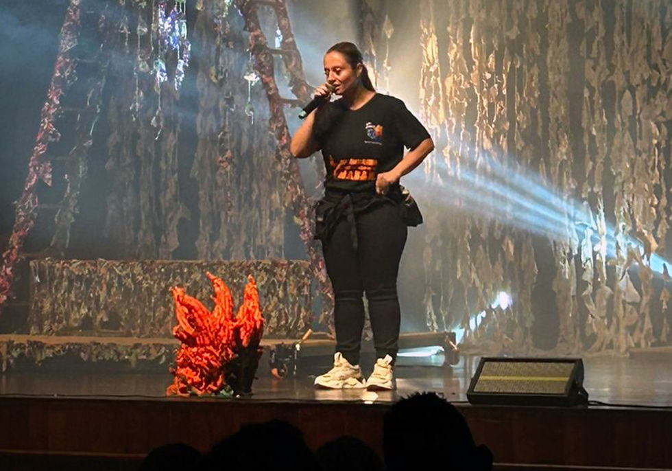 Cecília Marcondes falou ao público no encerramento do espetáculo em Limeira (Foto: Manuella Bravo)