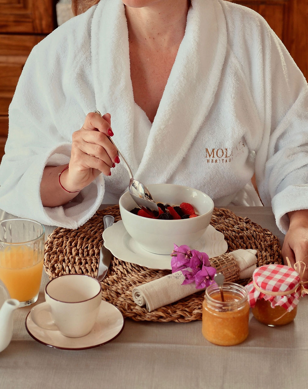 Mornings at Molonta do not demand your attention, they welcome you softly. A slow breakfast in a bathrobe, the taste of fresh berries, and the luxury of unhurried time. This is Ease in its purest form.