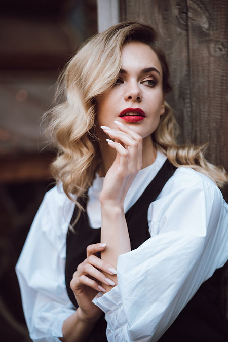 CdlC woman with blond hair red lips.jpeg