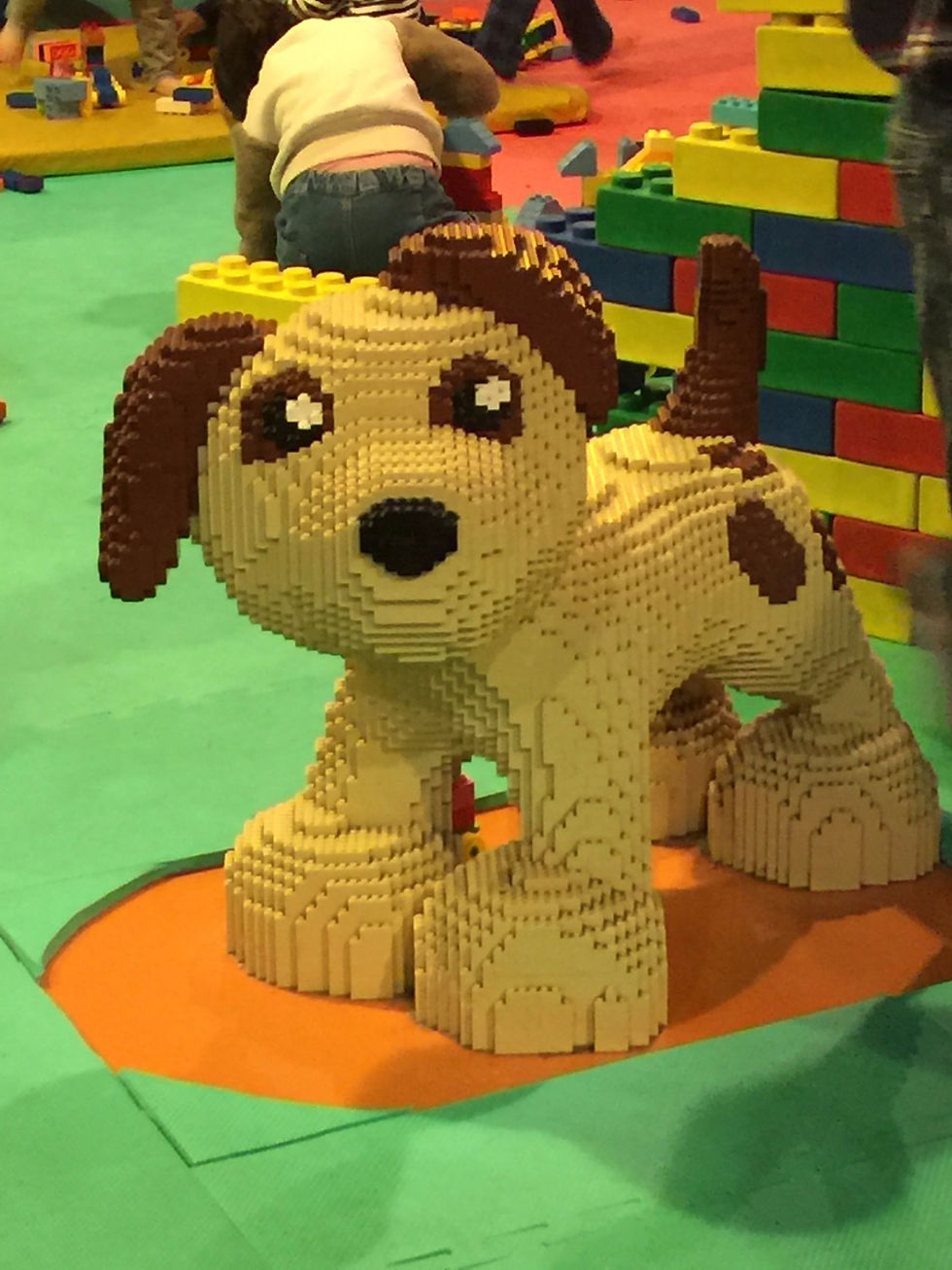 犬の他にもレゴブロックで作ったキリンや象もあります