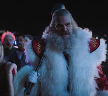 Božiček se je vrnil! David Harbour bo znova Božiček v novem odmevnem poglavju akcijske komedije Nasilna noč 2 (Violent Night 2) produkcijske hiše 87North in producentov filmov Hiter kot strel, John Wick, Kaskader, Atomska blondinka in franšize Nihče.