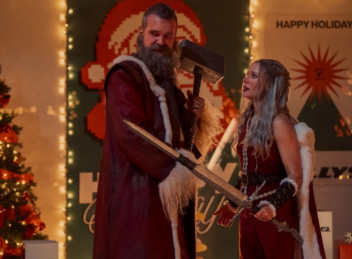 Božiček se je vrnil! David Harbour bo znova Božiček v novem odmevnem poglavju akcijske komedije Nasilna noč 2 (Violent Night 2) produkcijske hiše 87North in producentov filmov Hiter kot strel, John Wick, Kaskader, Atomska blondinka in franšize Nihče.