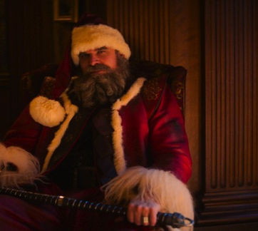 Božiček se je vrnil! David Harbour bo znova Božiček v novem odmevnem poglavju akcijske komedije Nasilna noč 2 (Violent Night 2) produkcijske hiše 87North in producentov filmov Hiter kot strel, John Wick, Kaskader, Atomska blondinka in franšize Nihče.