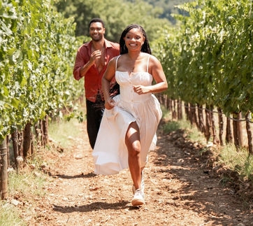 Aprila bo čas za pomladansko romanco, nepredvidljivo strast in prelepo Toskano! V kina prihaja romantična komedija z naslovom Ti, jaz & Toskana - zgodba o eni majhni laži, eni veliki italijanski vili in dveh ljudeh, ki se izgubita v opoju ljubezni.