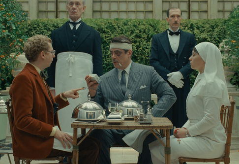 Režiser Wes Anderson predstavlja svojo novo mojstrovino, vohunsko srhljivko z naslovom Feničanska spletka (The Phoenician Scheme), za katero je tudi napisal scenarij in skupaj z Romanom Coppolo napisal zgodbo, film pa je tudi produciral. Zgodba spremlja družino in njene družinske posle.