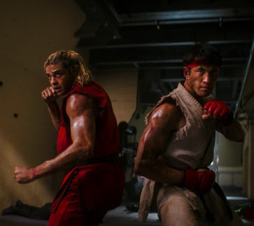 Selimo se v ring – med ulične bojevnike, ki znova merijo mišice na turnirju, a naletijo na smrtonosno zaroto v akciji z naslovom Street Fighter: Film (Street Fighter).
