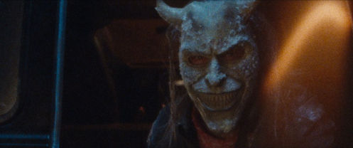 Vrača se morilec Grabež, ki ga upodobi Ethan Hawke, ki bo znova preganjal in ogrožal fanta Finna in tokrat tudi njegovo sestro Gwen, in to iz groba, v nadaljevanju grozljivke iz leta 2022 z naslovom Črni telefon 2.