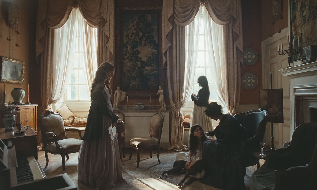 DAISY EDGAR-JONES, ESME CREED-MILES, BODHI RAE BREATHNACH in CAITRIONA_Razsodnost in rahlo