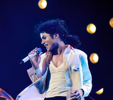 Film pripoveduje zgodbo o življenju Michaela Jacksona onkraj glasbe in sledi njegovi poti od odkritja izjemnega talenta kot vodja skupine The Jackson 5 do vizionarskega umetnika, ki so ga ustvarjalne ambicije gnale v neizprosno prizadevanje, da postane največji performer na svetu.