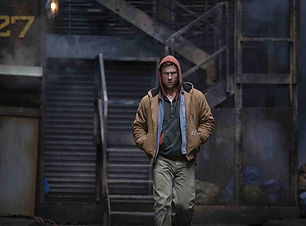 GLEN POWELL_Tekač.jpg