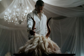 Grozljivka spremlja zgodbo mladega nadobudnega nogometaša, ki ga v svet slave, želje, moči in zasledovanja odličnosti za vsako ceno popelje legendarni superzvezdnik.