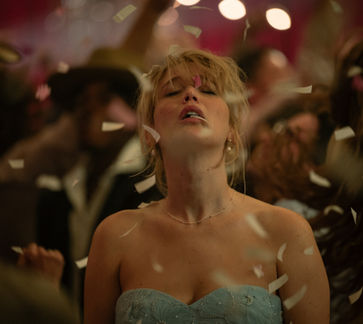 Umri, ljubezen moja (Die my love), ki razkriva odnos mladega para, Grace in Jacksona, ko ona zaradi osamljenosti in poporodne depresije vse bolj tone v norost, on pa jo lahko le nemočno opazuje – razpet med ljubeznijo, strahom in obupom.