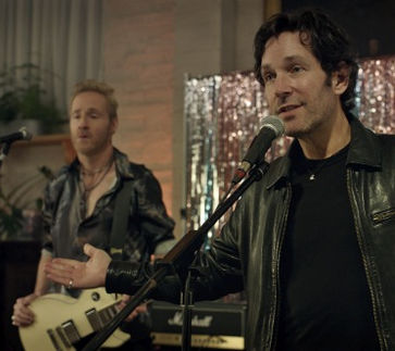 Ricka (Paul Rudd), odpisanega pevca na porokah, in Dannyja (Nick Jonas), zvezdnika fantovske skupine v zatonu, nepričakovano poveže glasba na pozni nočni zabavi. Ko Danny Rickovo skladbo spremeni v uspešnico in zaslug ne pripiše Ricku, se slednji odloči, da si bo prislužil priznanje.