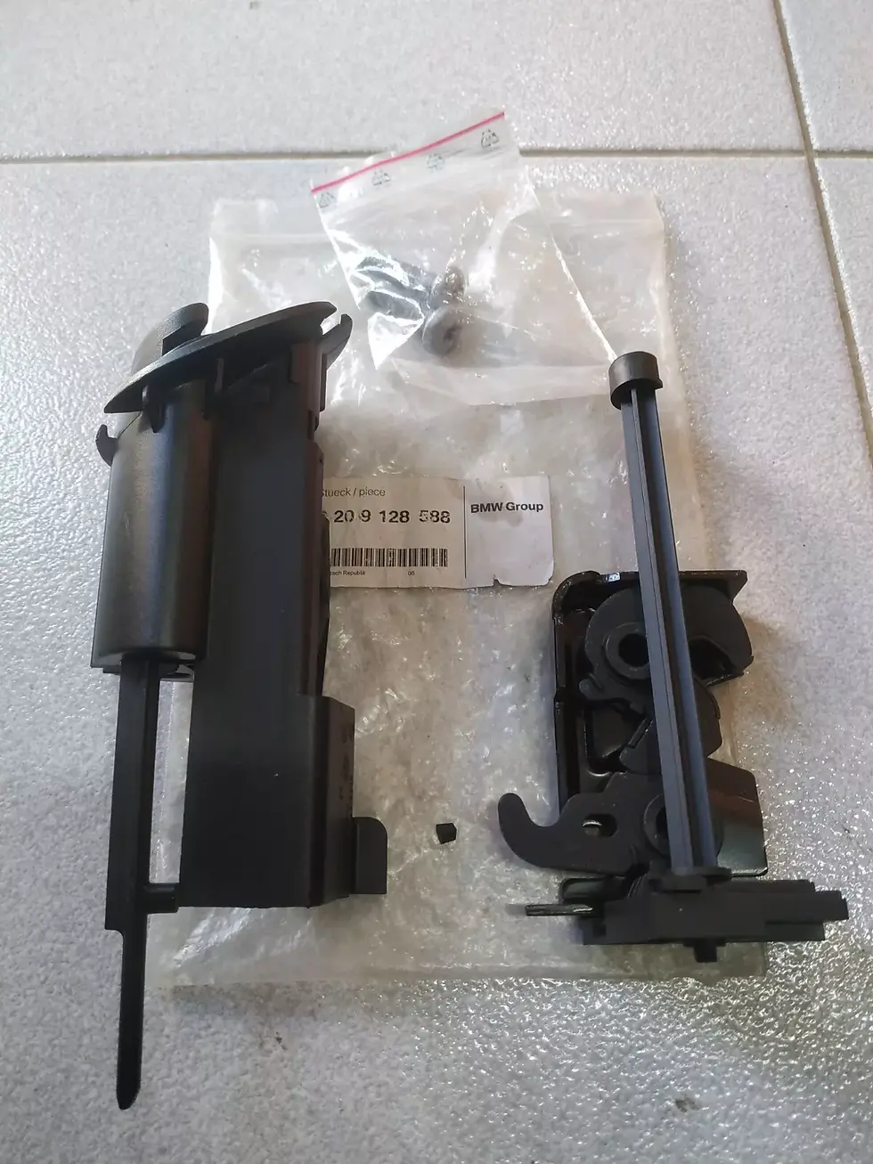 MINI Cabrio R57+LCI seat rear lock right !NEW! GENUINE 52209128588