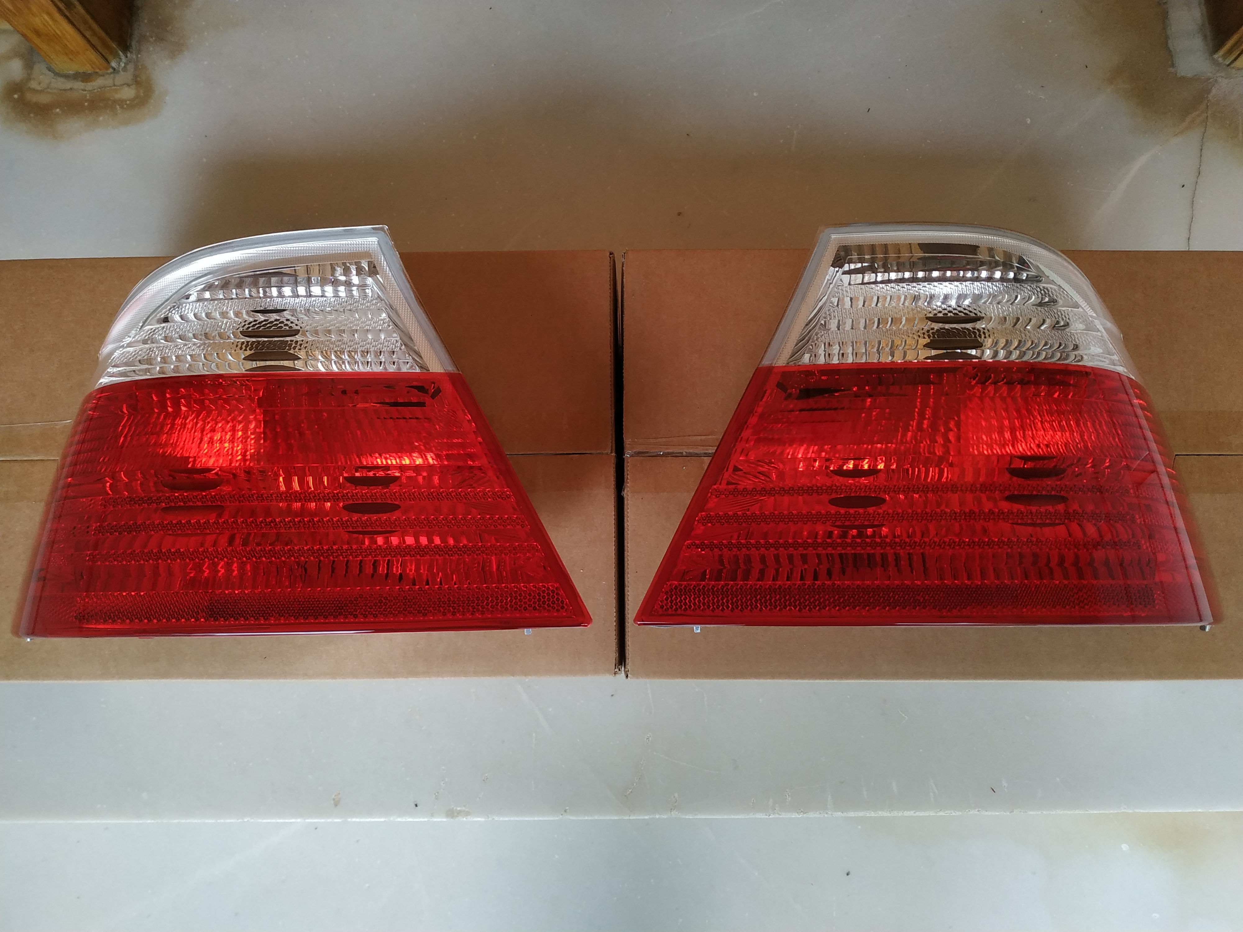 BMW E46 tail lights L+R side panel white turn !NEW! OEM 63218383821 63218383822