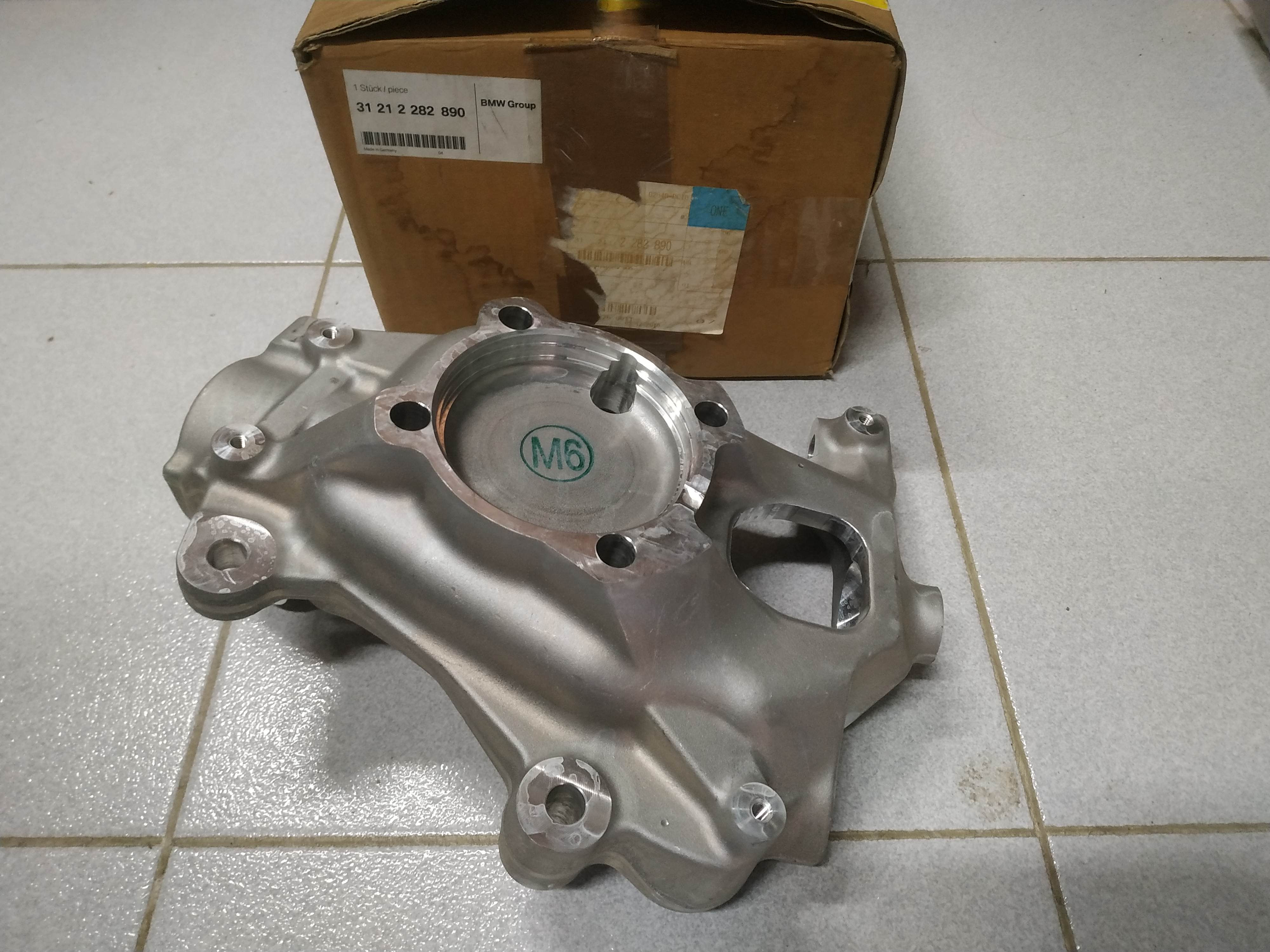*BMW E63-E64 hub knuckle carrier, right M6 S85 !NEW! NLA GENUINE 31212282890