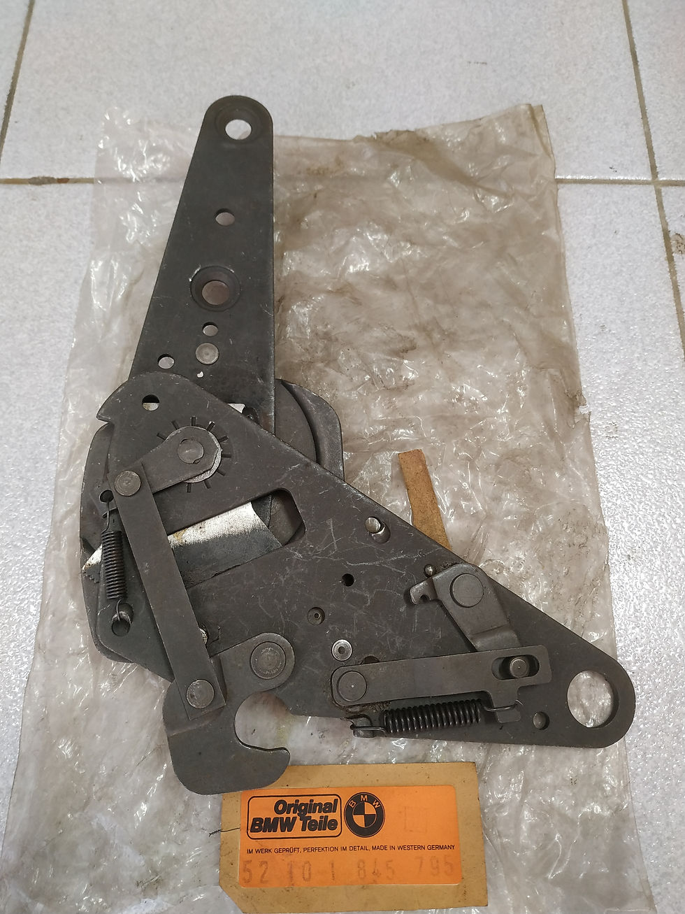 BMW E21-E24 reclining seat fitting inner joint left NEW NLA GENUINE 52101845795