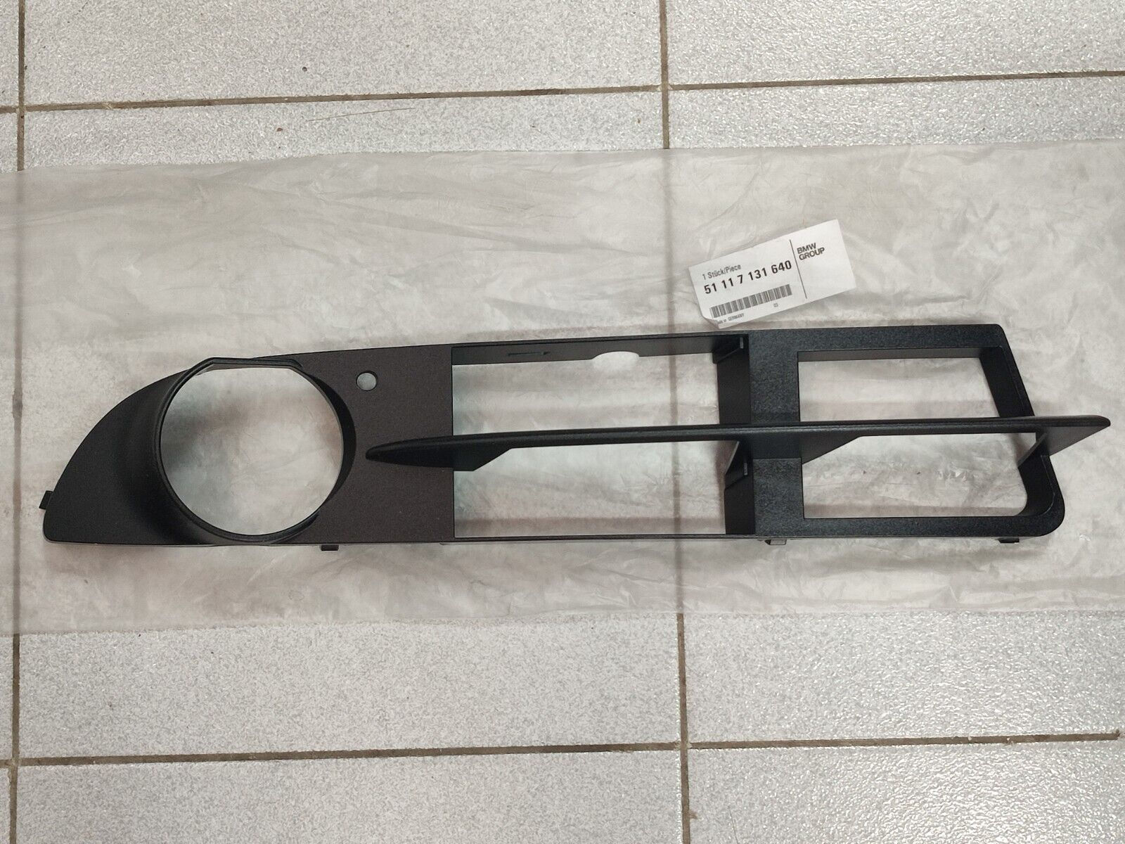BMW E60-E61 bumper lateral grid right front !!NEW!! GENUINE 51117131640