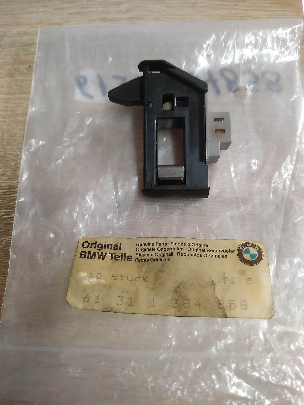 BMW E34-E32 switch striker plate !NEW! !GENUINE! 61311384858