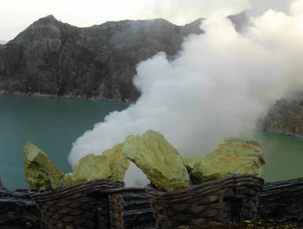 Foto di pietre color giallastro che emettono vapore