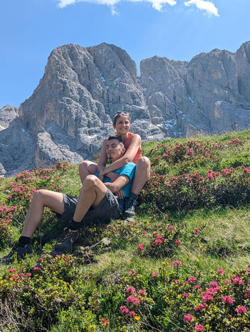 Coppia di Sposi novizi su un prato