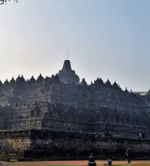 Il tempio di Borobudur, il più grande tempio buddista del mondo, situato a Yogyakarta, Indonesia, visto al tramonto con la sua struttura imponente.