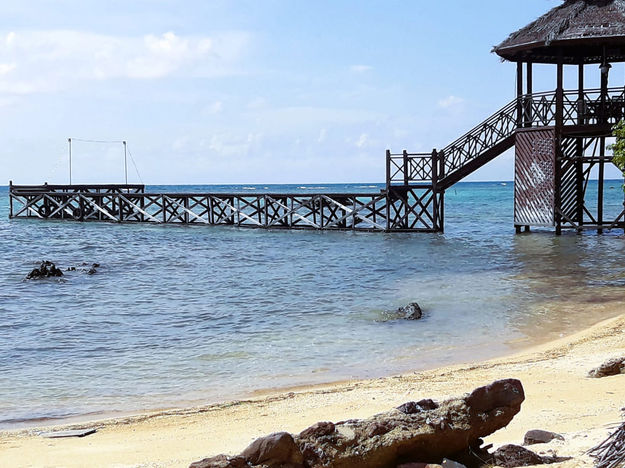 Foto di una struttura costruita sulla riva del mare