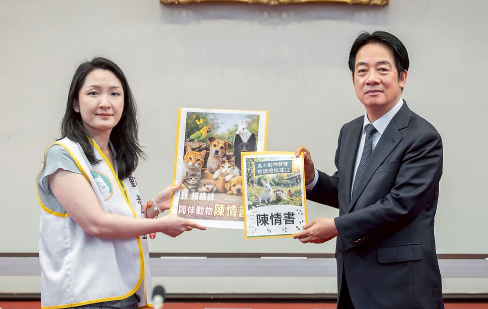 本聯盟理事長張勝鬘在向總統建言後,也幫在入府前場外陳情動團代遞交建言書。